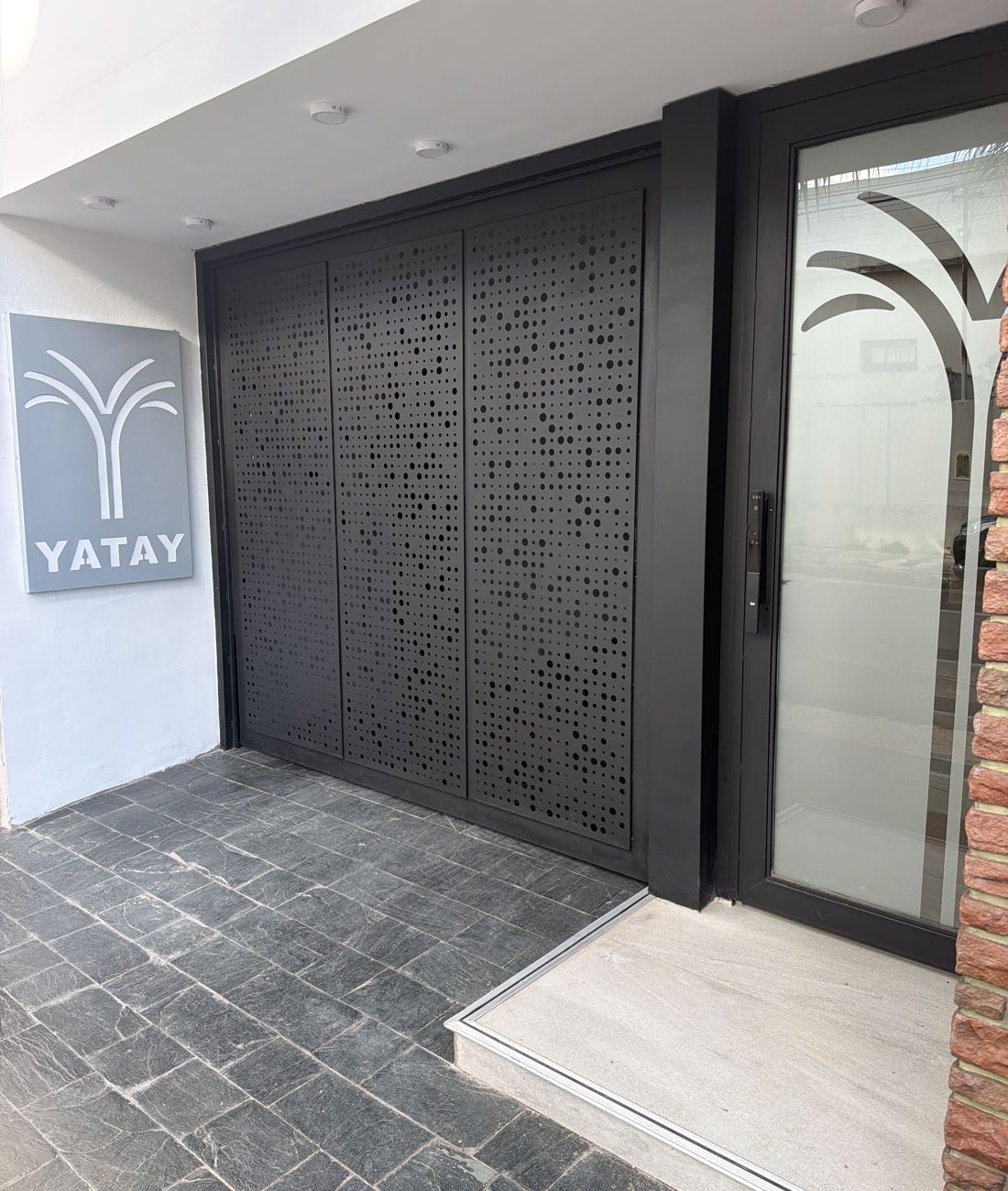 Monoambiente con cama king y salida al patio en Apart Hotel Yatay, Concordia